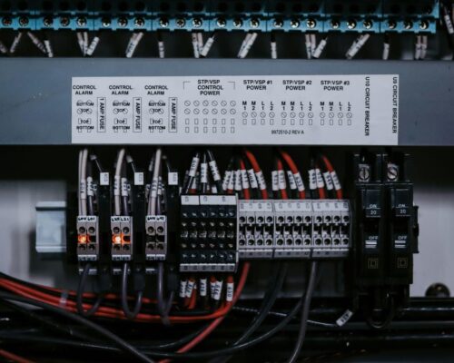 ۷ نکته طلایی برای خرید تابلو برق صنعتی (اشتباهات رایج رو انجام نده!)