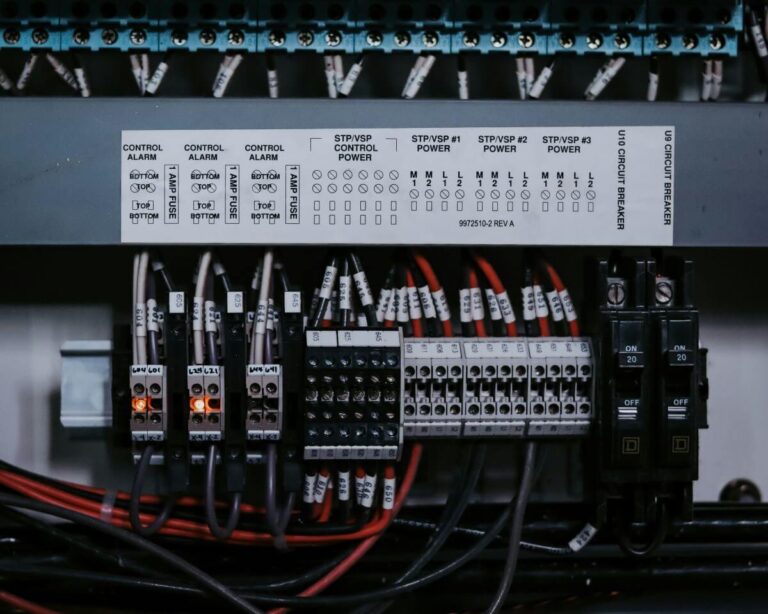 ۷ نکته طلایی برای خرید تابلو برق صنعتی (اشتباهات رایج رو انجام نده!)