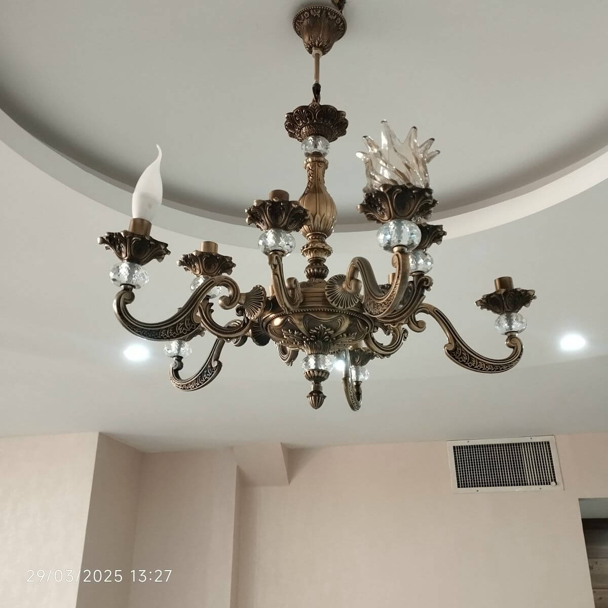 نورپردازی مدرن شامل نصب هالوژن سقفی و نور مخفی زیر کناف و نصب لوستر در شیراز