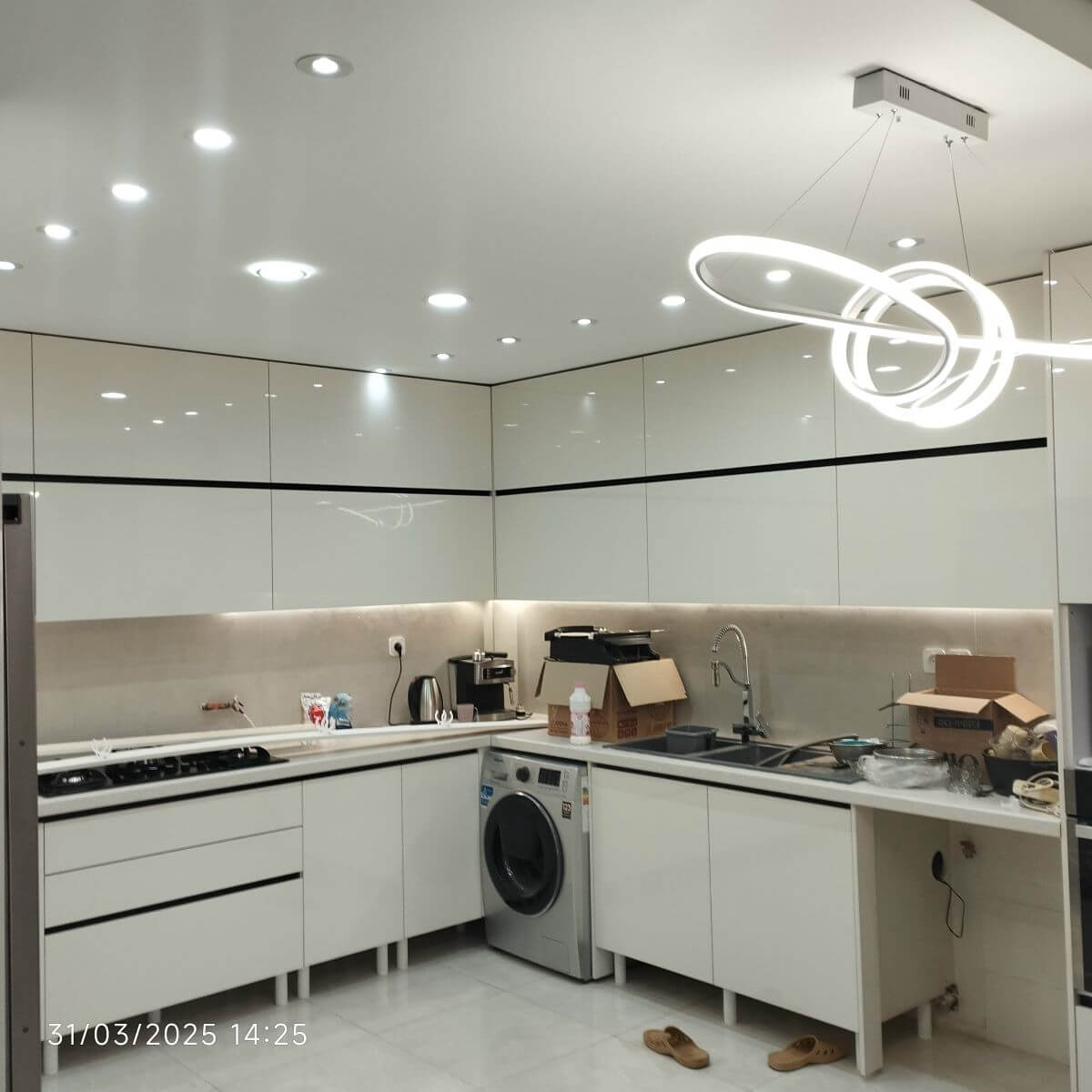 نمونه کار اجرای نورپردازی مدرن شامل هالوژن سقفی و نور مخفی زیر کابینت در آشپزخانه - شیراز