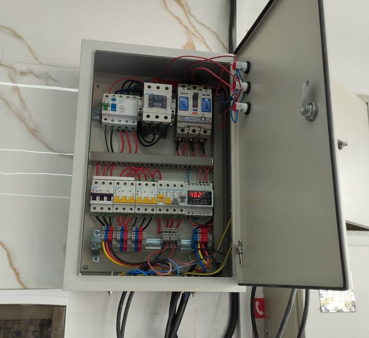 نمونه تابلو برق سه فاز محافظ جان و کنترل فاز برای کارگاه