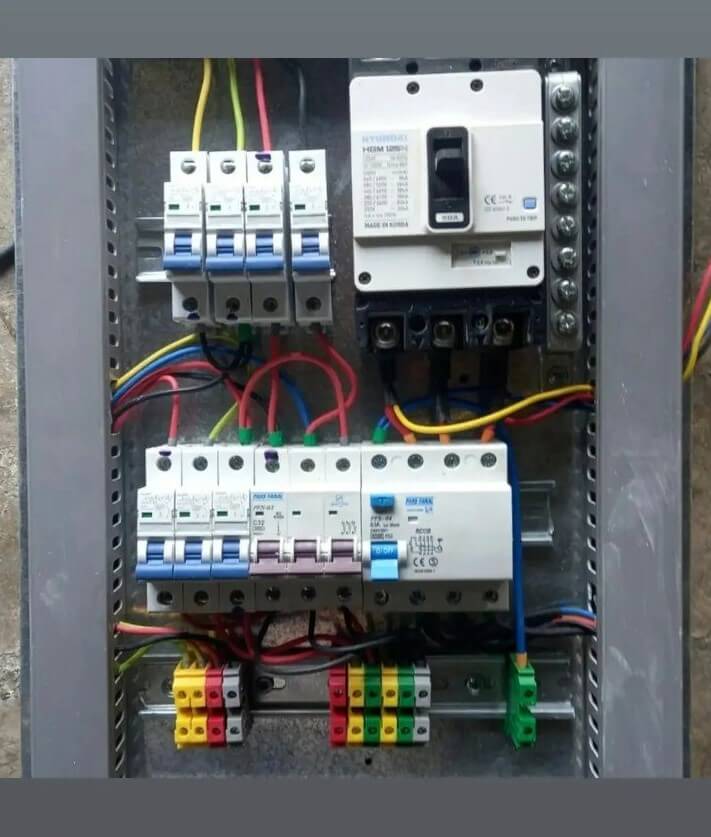 نمونه کار تابلو برق محافظ کارگاه در شیراز