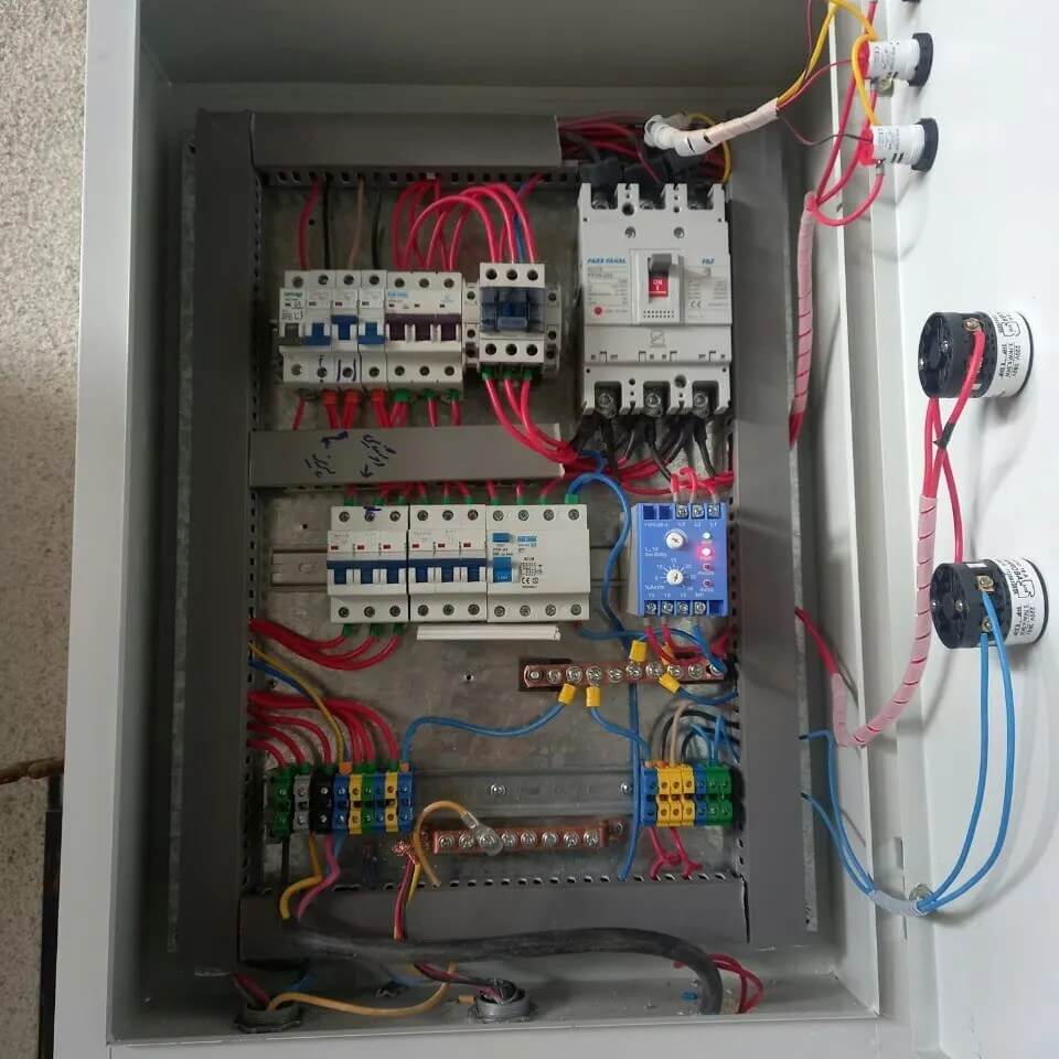 نمونه کار پیاده سازی تابلو برق توزیع و فرمان در شیراز